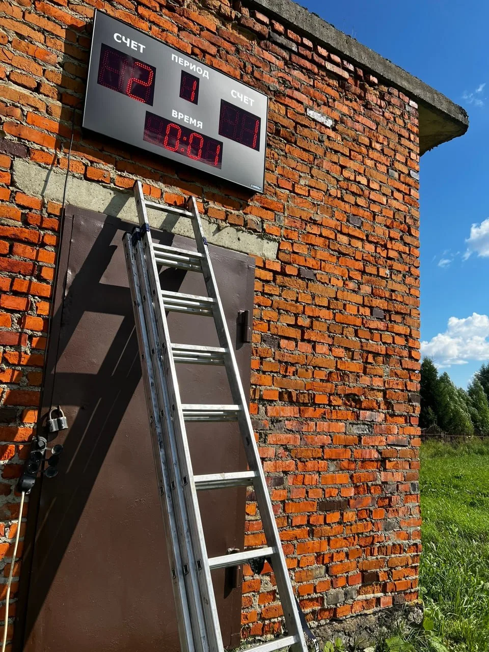 На стадионе в Ермолино монтируют спортивное табло

Сотрудники стадиона в Ермолино приступили к устан