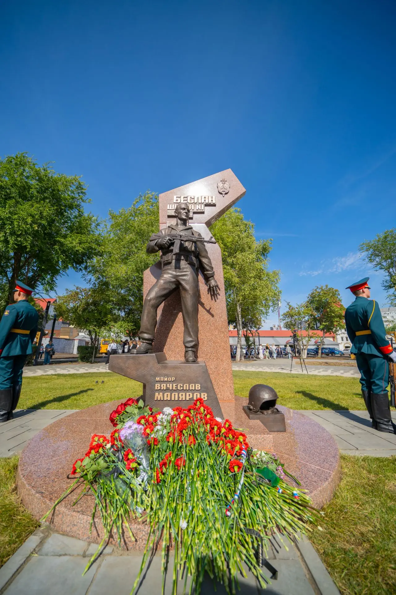 В Балакове при поддержке Росатома открыли сквер и памятник Герою Беслана