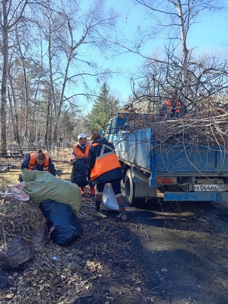 На городских кладбищах продолжается уборка мусора  С начала рабочей недели сотрудники МБУ «ЖКХ и бла