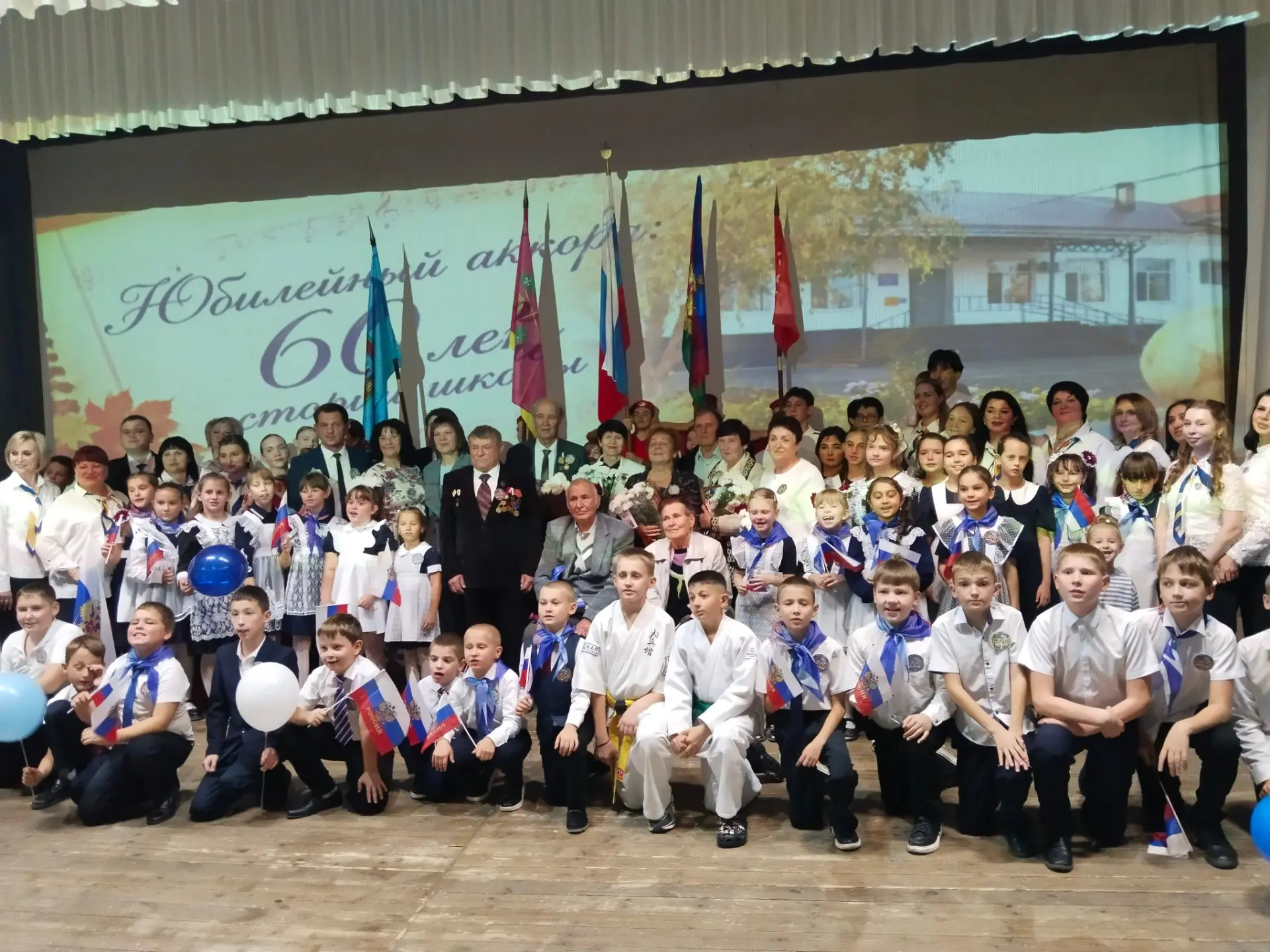 Учителя, ученики их родители,  выпускники всех лет школы