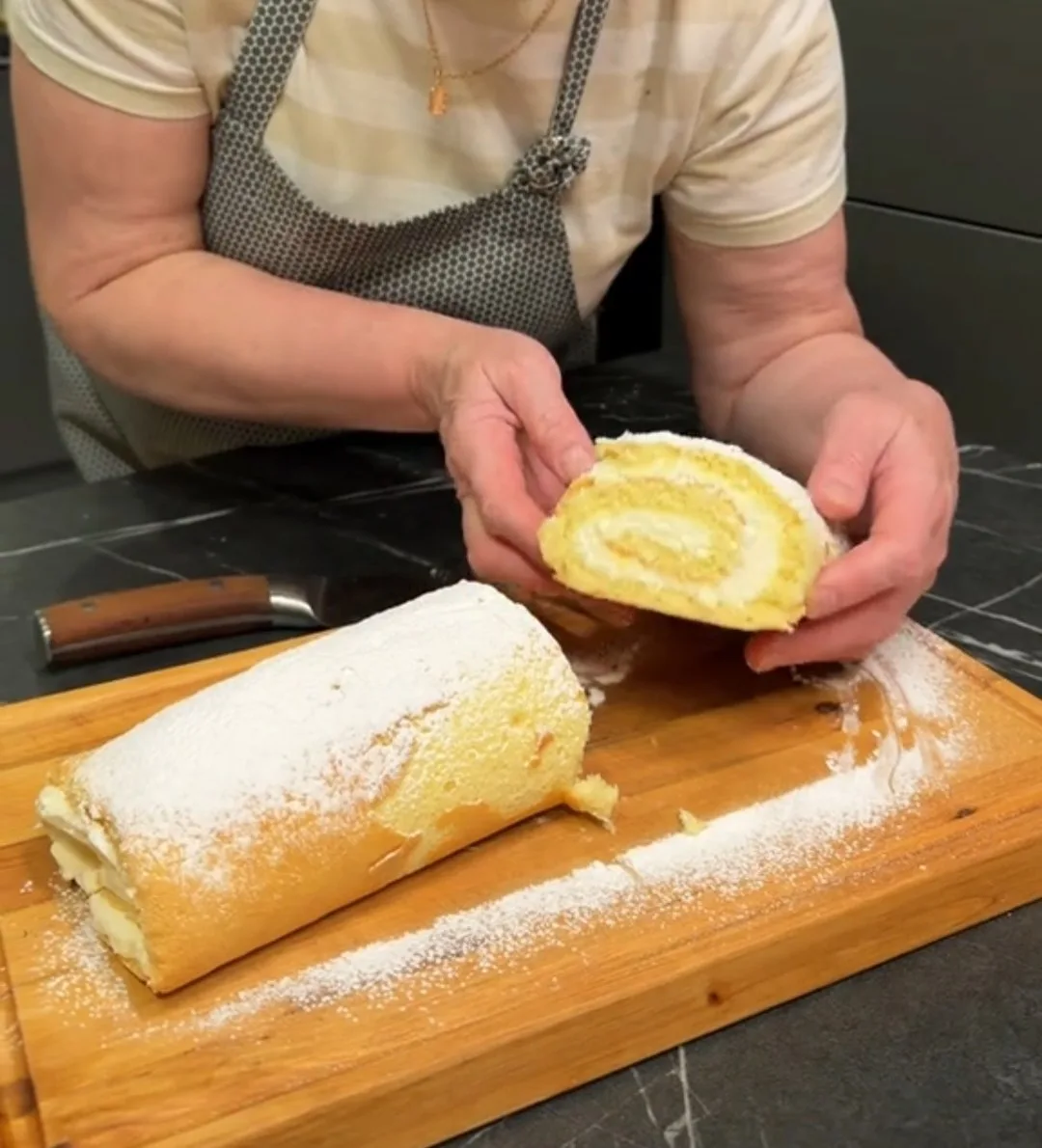 🍰 Тот самый советский бисквитный рулет с творожным кремом.