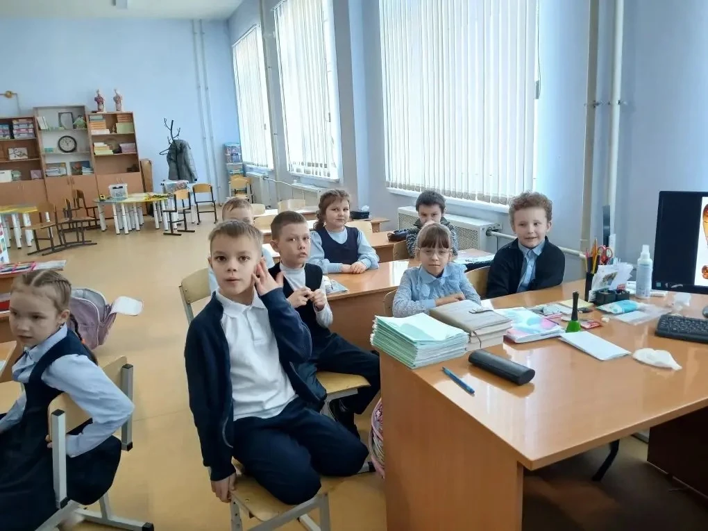 Наши первоклассники из 1 «А» и «Б» классов отправились в захватывающее "Путешествие по лесным тропин