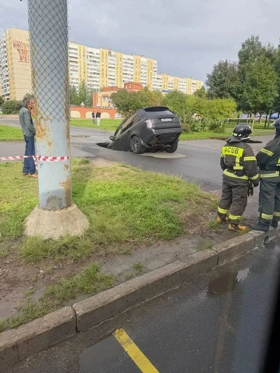 В Петербурге внедорожник едва не утонул в огромной луже, скрывающей провал асфальта