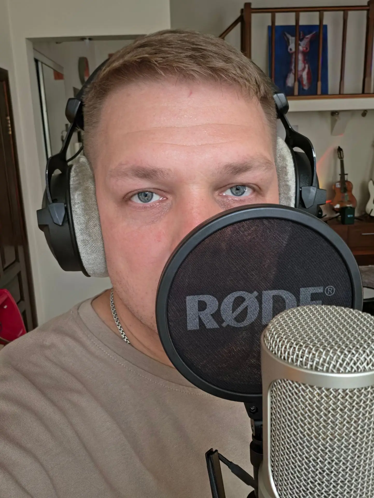 Иногда думают, что музыка — это легко.
Но никто не видит, сколько в ней ночей, мыслей и тишины между