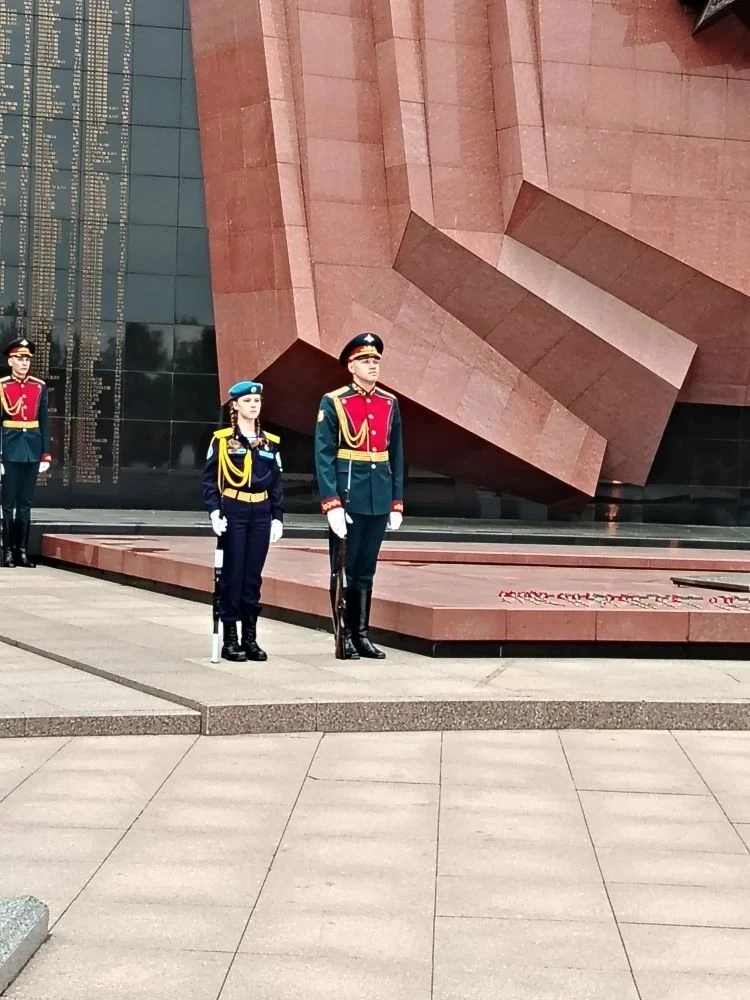 🌟 Возложение цветов с героями России: школа и Рота Почётного караула ВВО 🌟  Сегодня в нашей школе пр