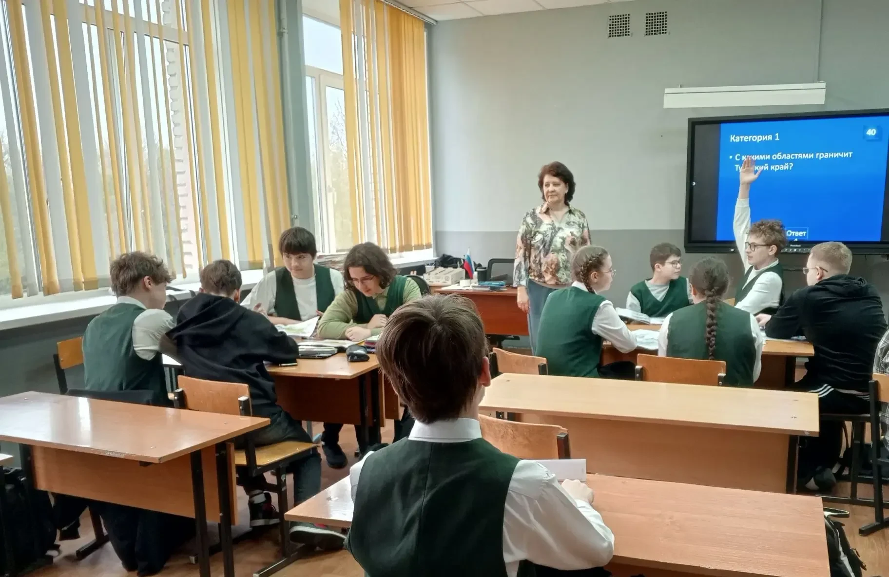 🚀 Вчера в нашей школе прошли сразу два ярких события. Учащиеся 10-х классов вместе с учителями физик