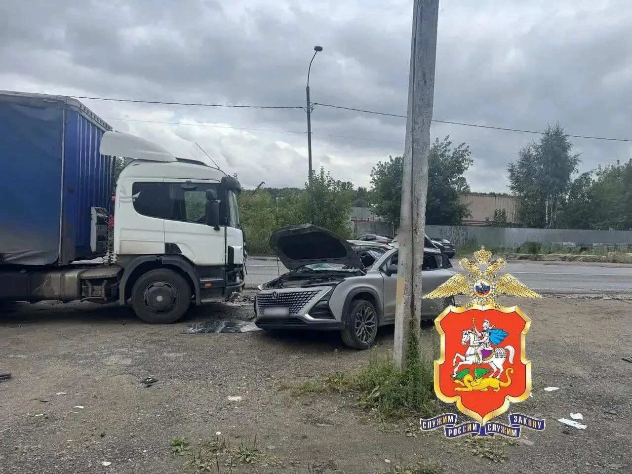 Подросток без прав на иномарке врезался в припаркованный грузовик в подмосковных Люберцах.

Водитель