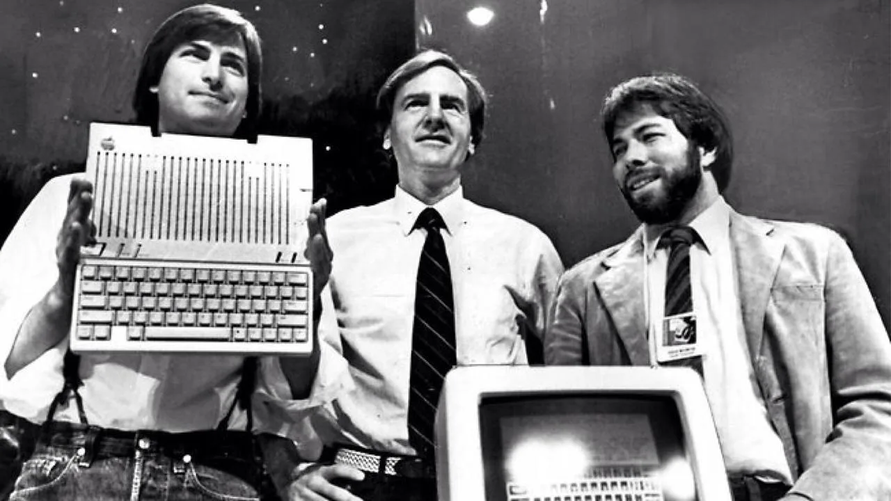 Apple — 50 лет!  Компанию 1 апреля 1976 года основали три друга — Стив Джобс, Стив Возняк и Рональд 