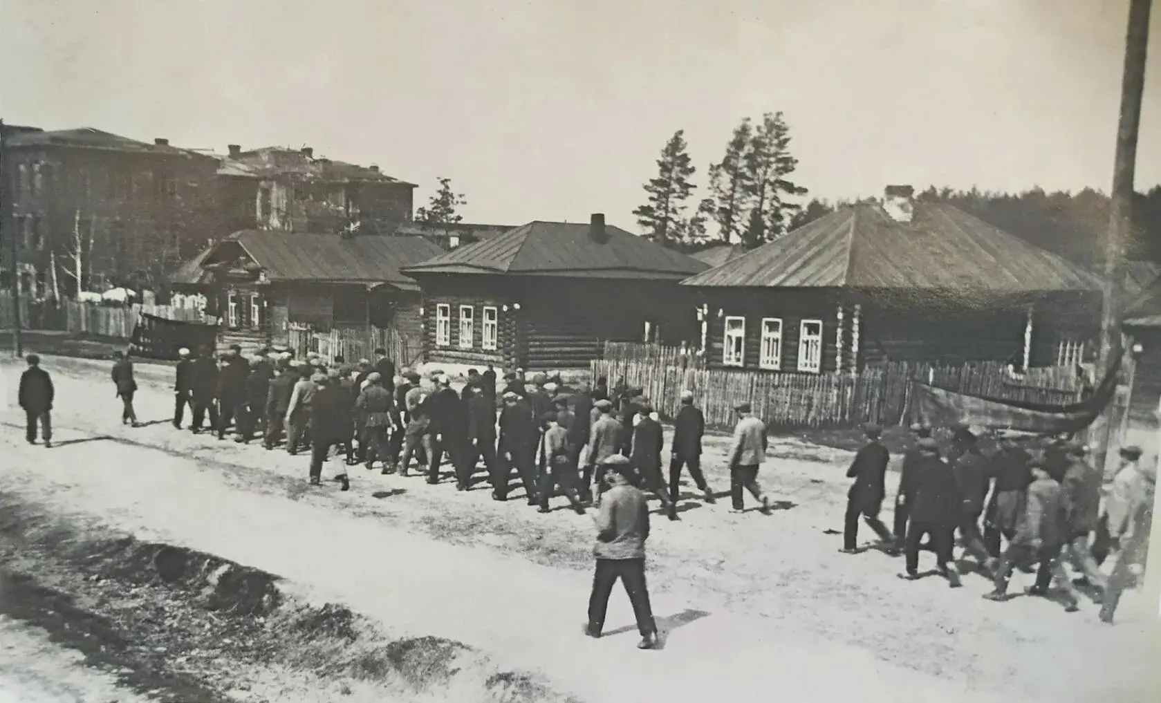 Колонна людей движется в сторону дома №67 по улице Дуси Ковальчук в сторону Мясокомбината.