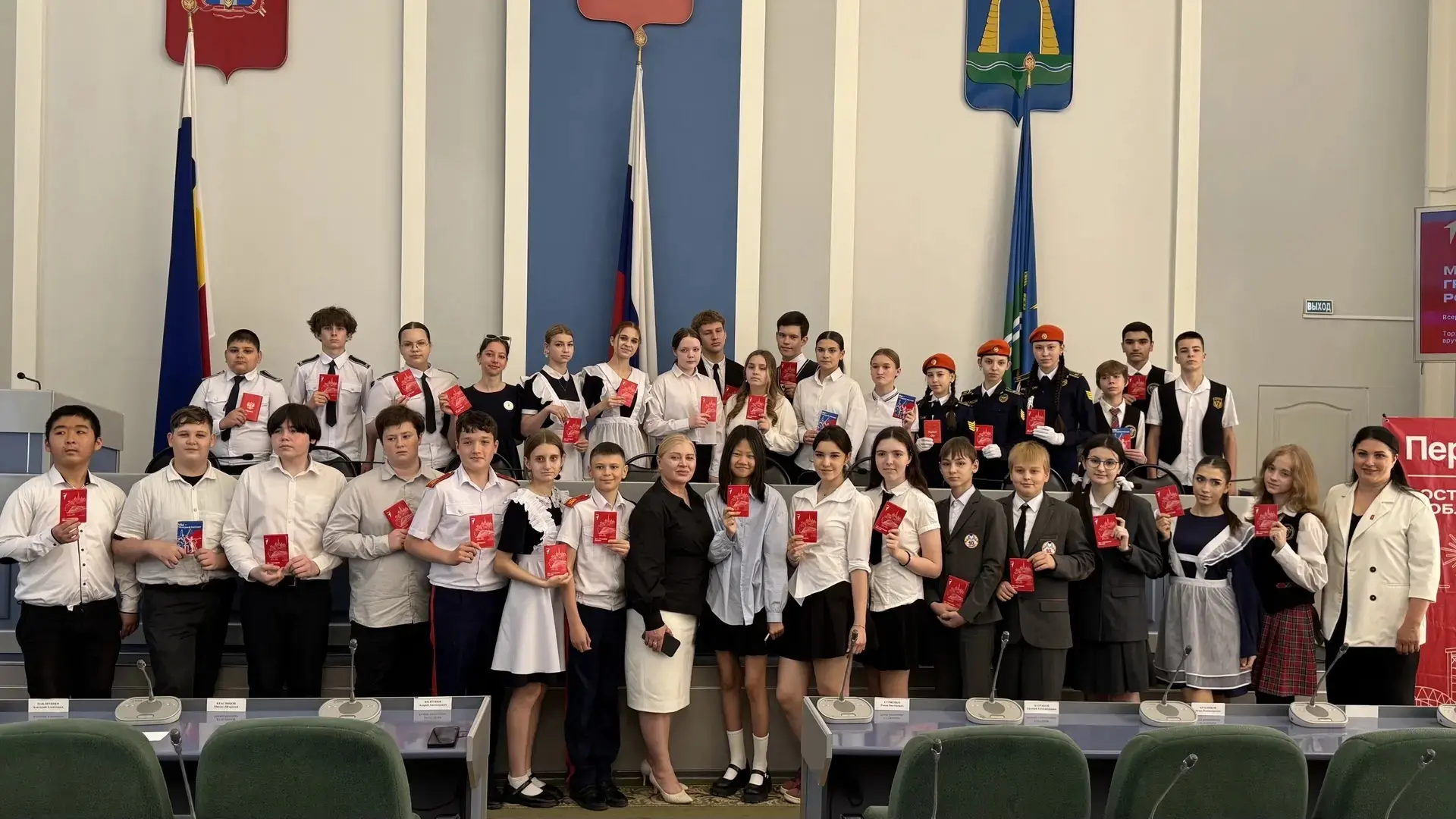 🇷🇺Акция «Мы – граждане России»🇷🇺  В Администрации города Батайска состоялось торжественное вручение 