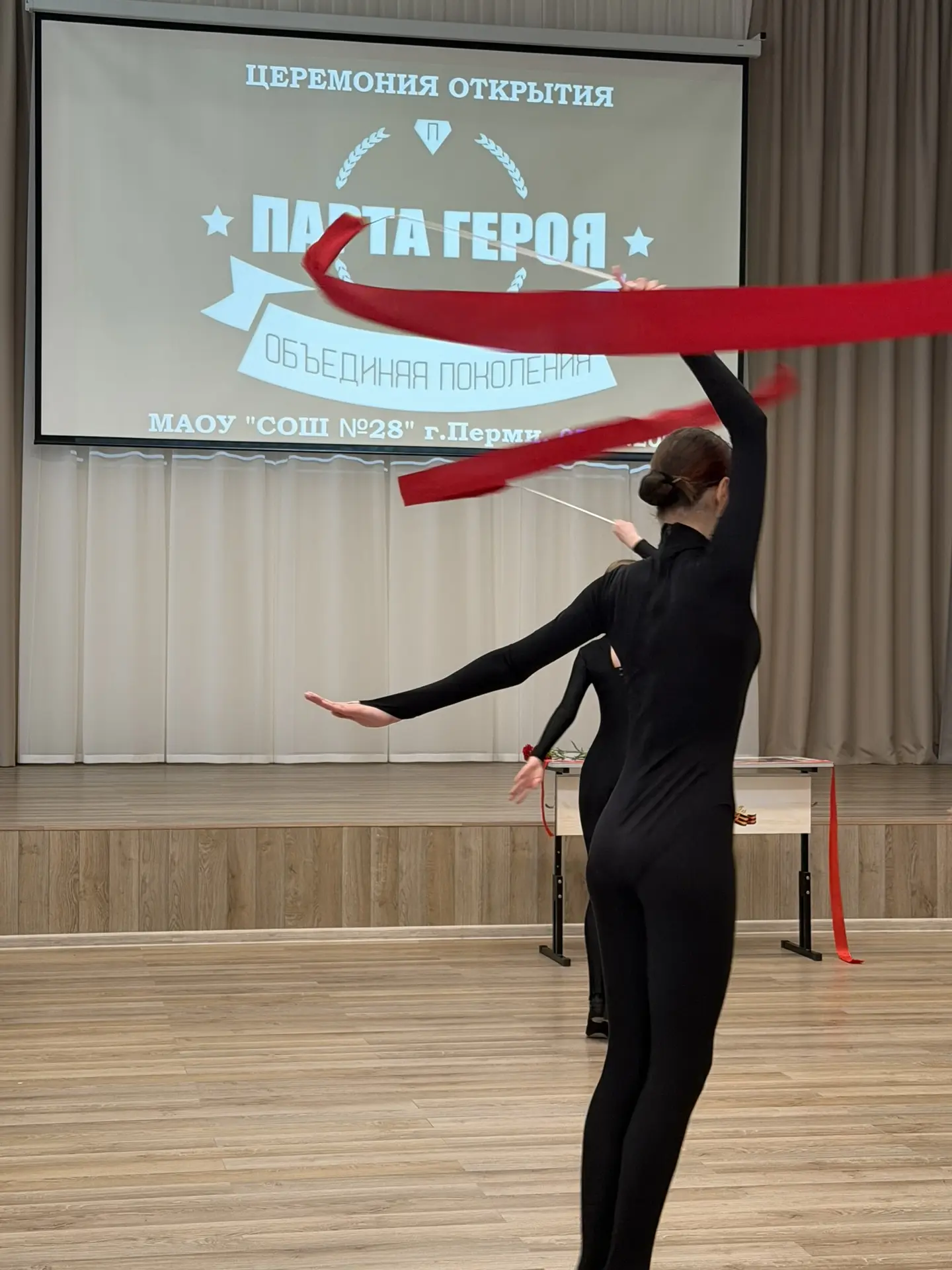 Герои среди нас!!! В нашей школе сегодня открыта вторая  «Парта Героя»- знаковое событие, объединивш