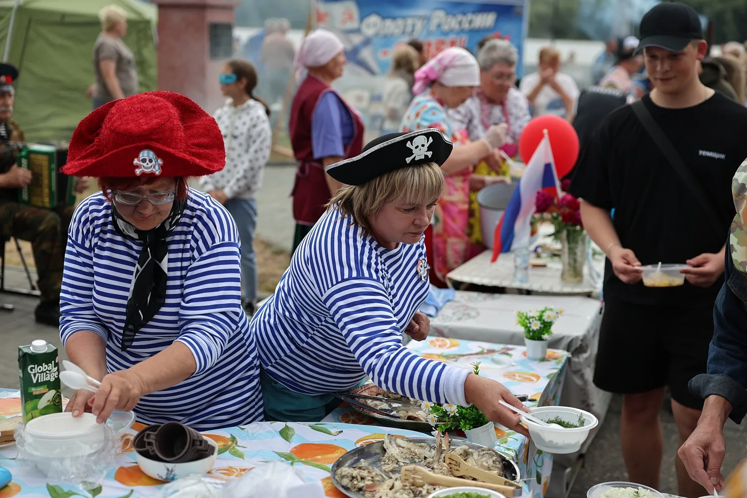 13 июня на набережной города продолжились народные гуляния! 🐟

В этом году фестиваль «Каменская уха
