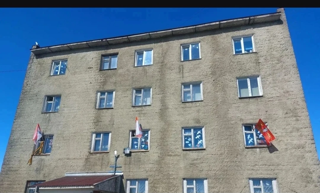 Встречаем 9 мая во все оружии. Здание украшено,флаги подняты.