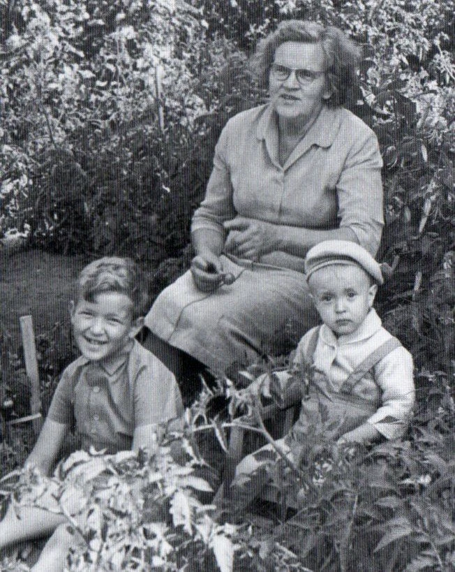 Братья Летовы с бабушкой. 1960-е.