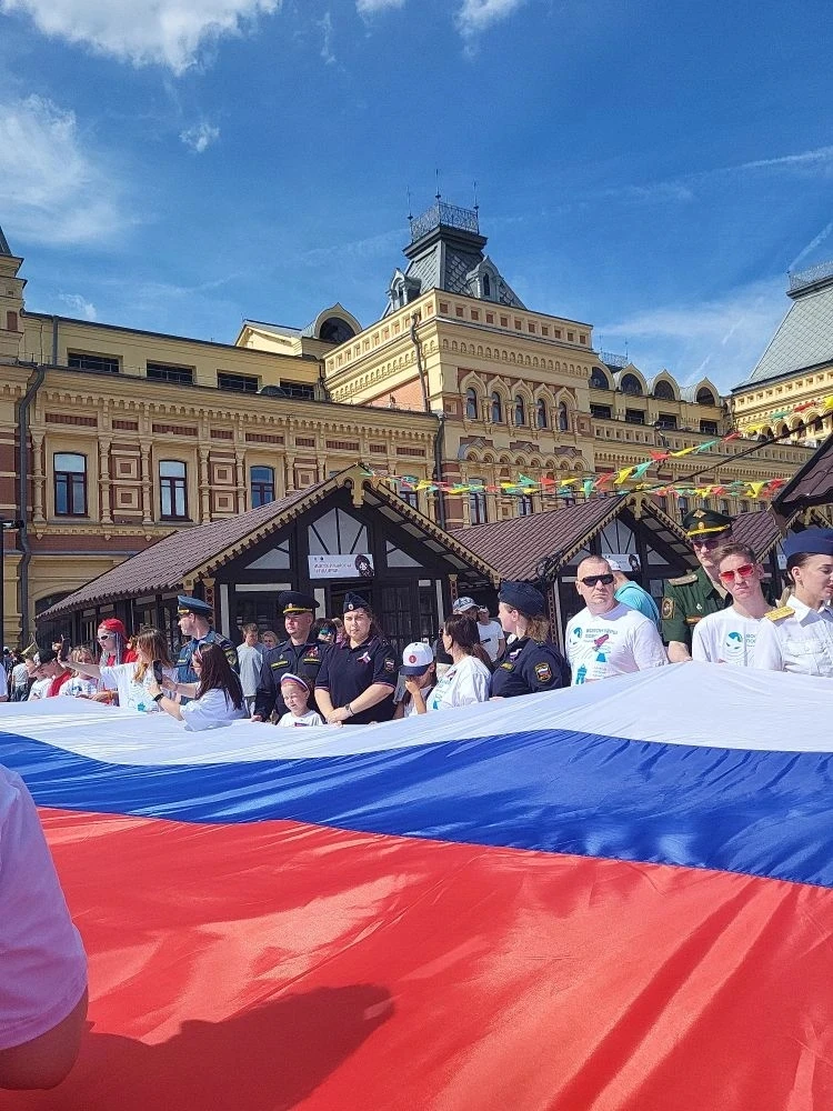 🇷🇺 Более 2 000 человек развернули 100-метровый триколор на Нижегородской Ярмарке в День России. 

