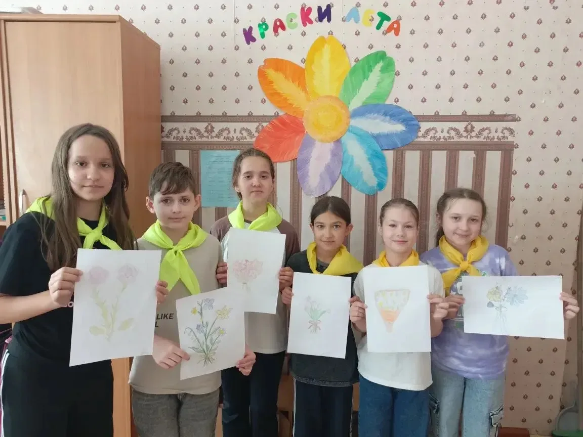 🌸 «Букет цветов» в кружке «Краски лета»: магия цвета в действии!

Кисти в руки, карандаши наготове 