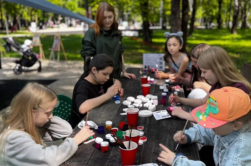 🎉 В Солнечногорске прошёл культурный фестиваль «КодФЕСТ: Взломай код города!»  В городском парке кул