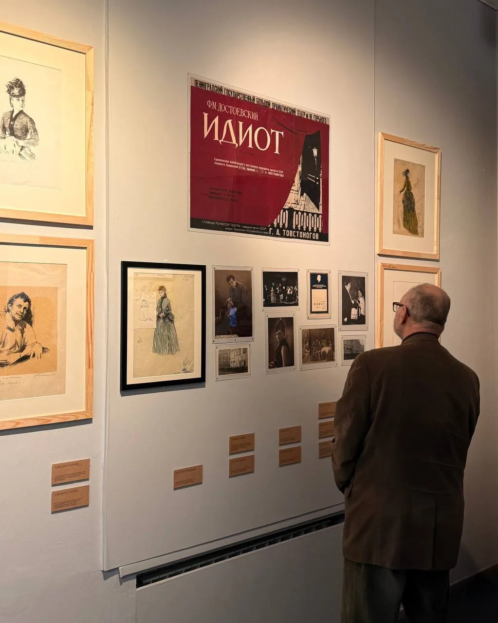 В KGallery открылась выставка с говорящим названием «Долгая счастливая жизнь. Шестидесятым посвящает