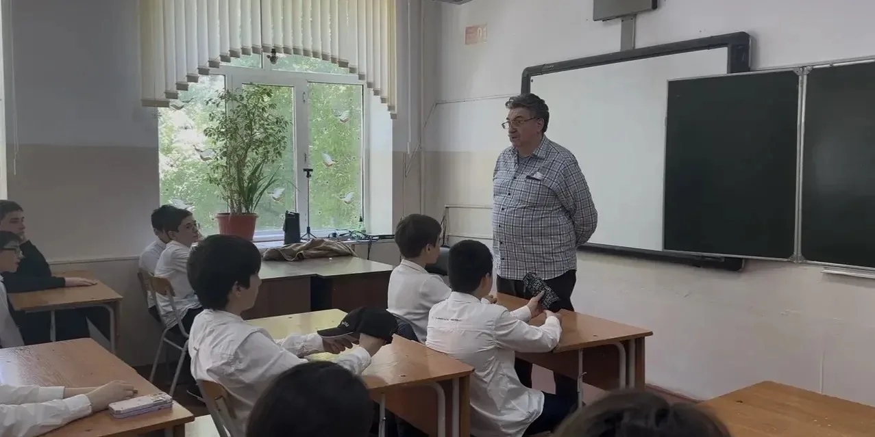 В 6 «В» классе прошёл классный час с Георгием Гаруновом — известным общественным и культурным деятел