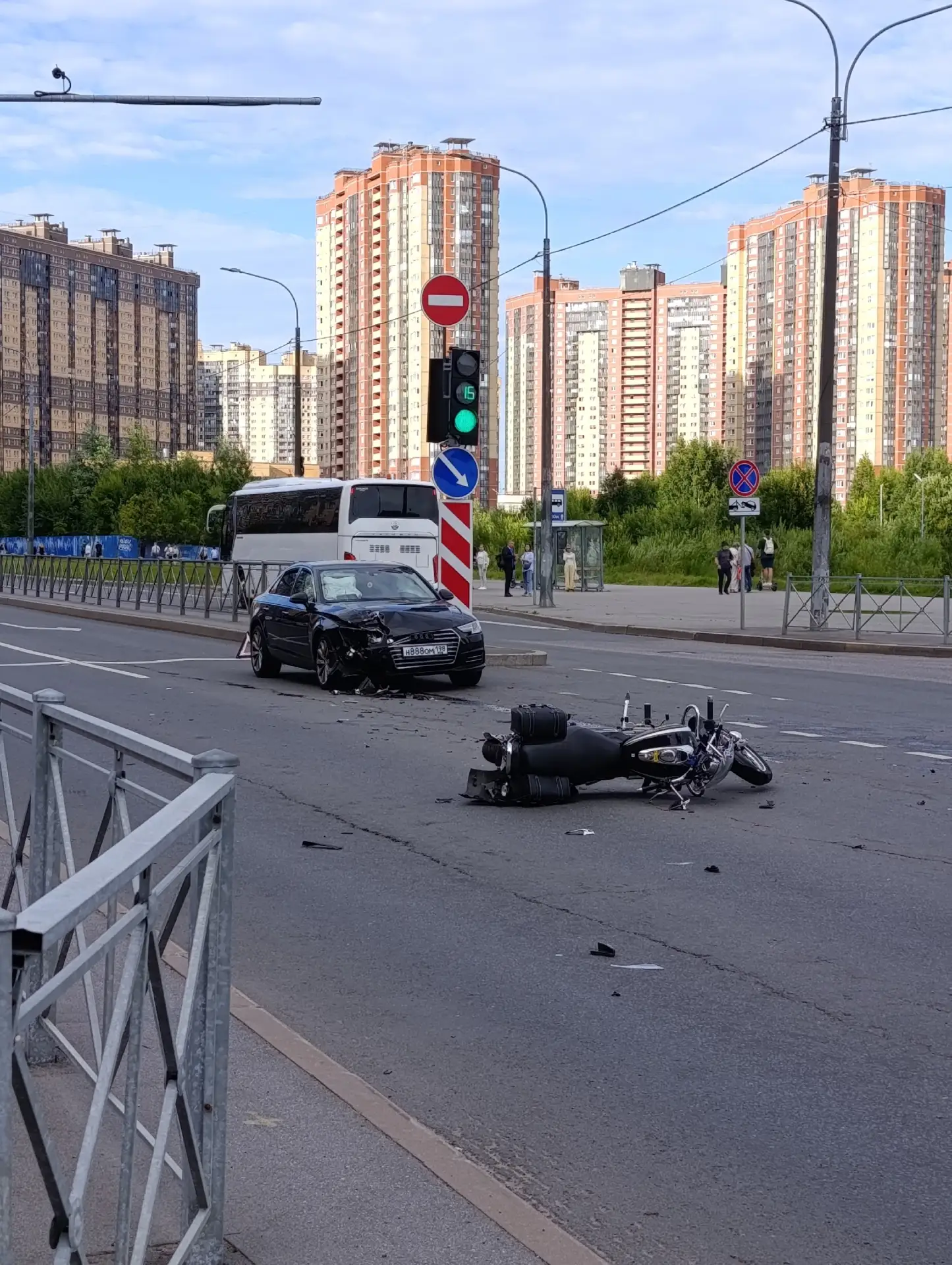 На пересечении Федора Абрамова и Меркурьева сбили мотоциклиста