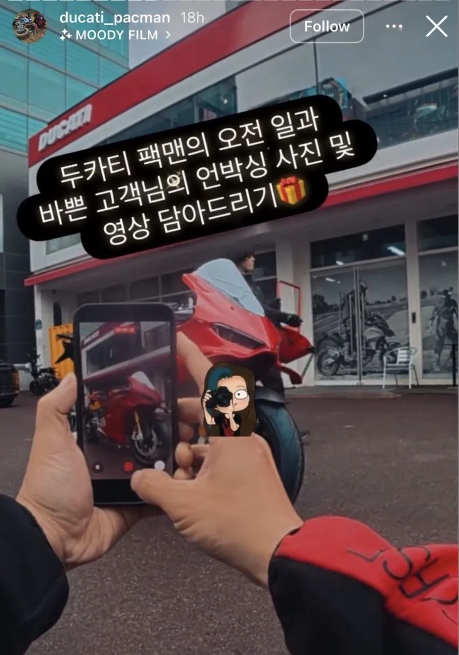 Фотография, которую опубликовал Чонгук, была сделана менеджером салона Ducati во время ...