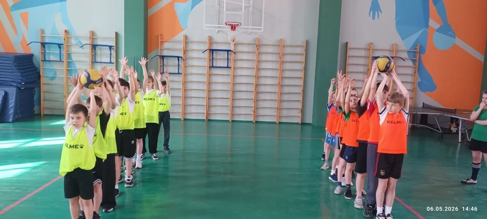 В честь приближающегося Дня Победы в МАОУ «Школа 10»состоялись весёлые старты для учеников младших и