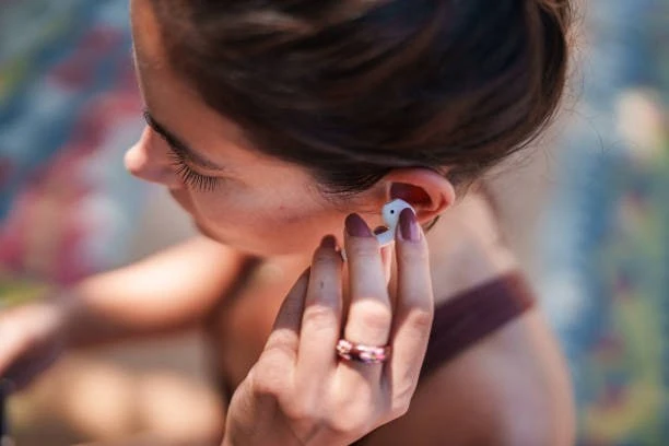Врачи предупреждают о росте случаев потери слуха среди молодёжи в России. За последние ...