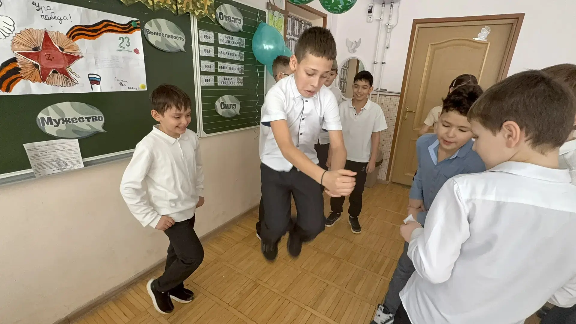 В 4 «Г» девочки поздравили своих одноклассников с Днём защитника Отечества. Для мальчиков были подго