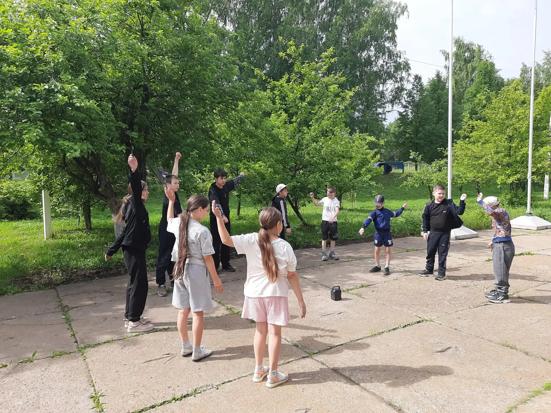 12-ый день в пришкольном лагере началась с утренней зарядки. Во время минутки здоровья научили ребят
