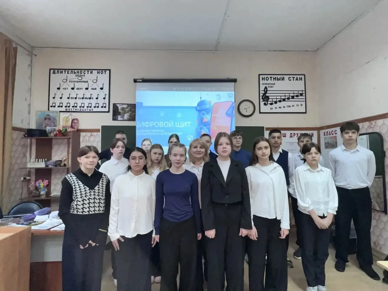 РАЗГОВОРЫ О ВАЖНОМ  🇷🇺Учебная неделя в нашей школе началась с торжественной церемонии выноса  госуда