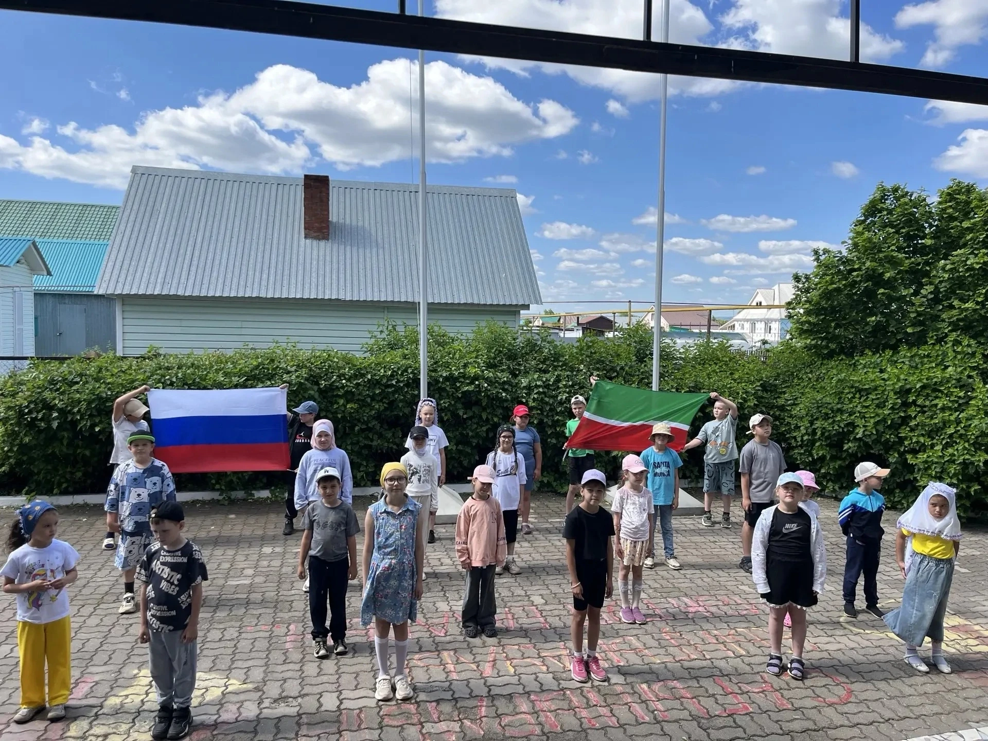 11 июня. Девятый день в пришкольном лагере был посвящён Дню России.
 Утро, как всегда, началось с за