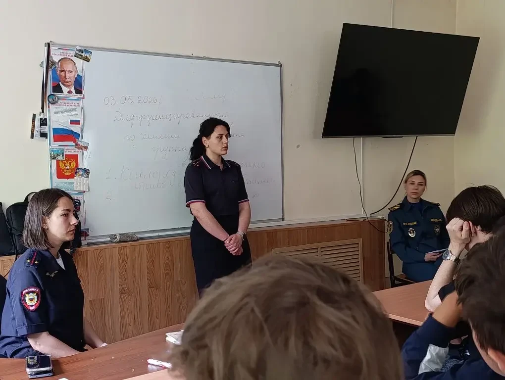 Владивостокские транспортные полицейские побеседовали со студентами о правилах поведения на железной