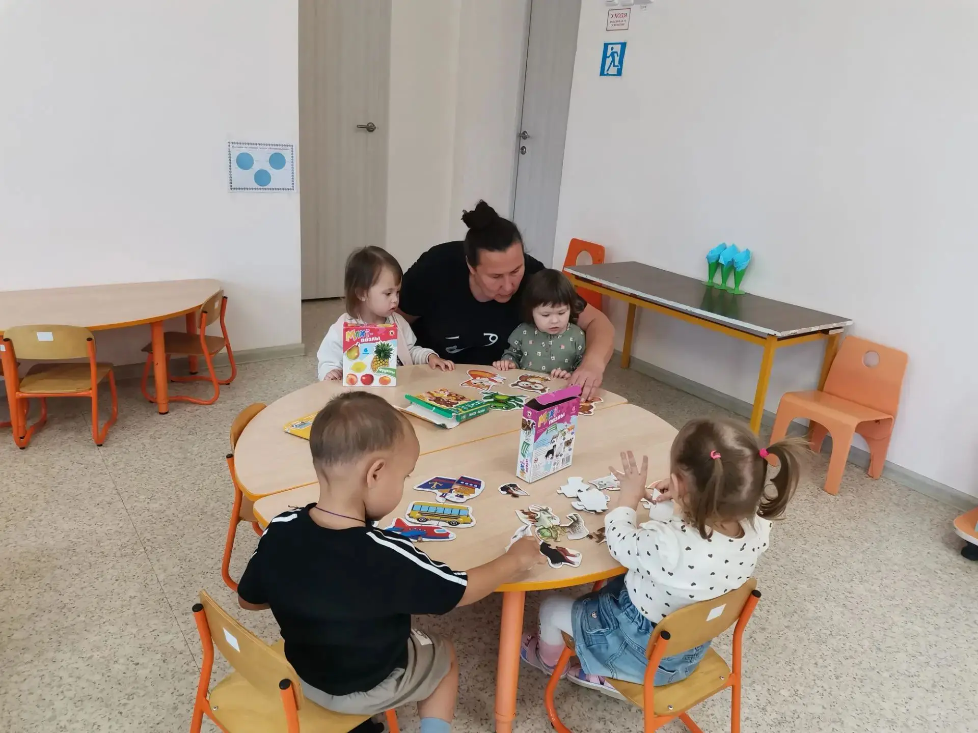 Уважаемые родители и коллеги! В нашей младшей группе пазлы давно стали неотъемлемой час...