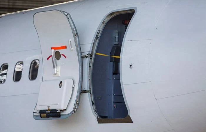 Пассажирка авиарейса попыталась открыть дверь самолёта на высоте 11 тысяч метров, перепутав её с туа