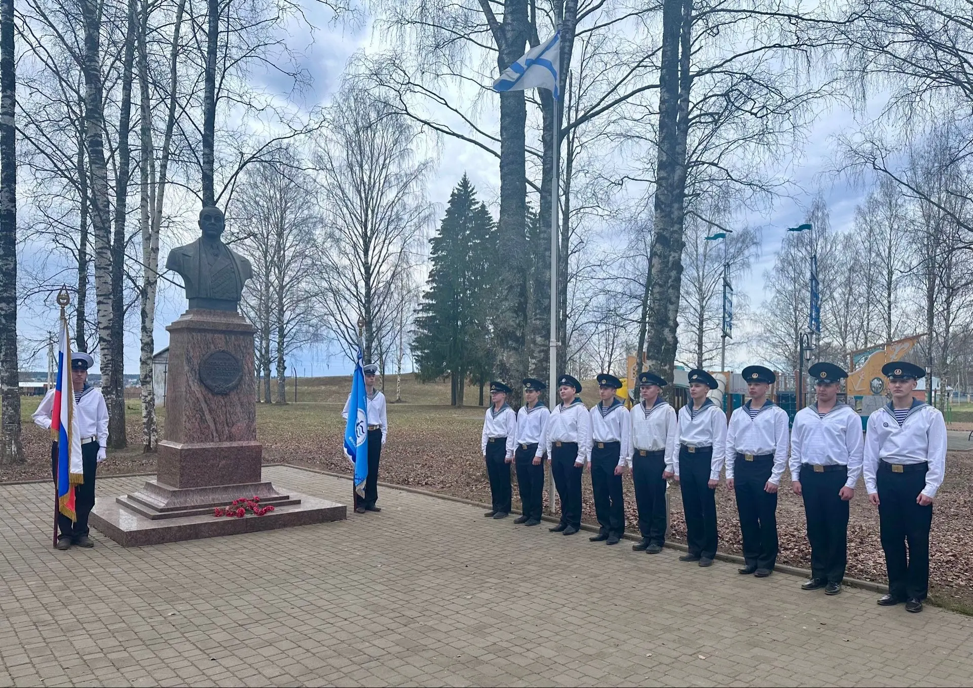 17 апреля у памятника адмирала флота Н. Г. Кузнецова состоялось построение обучающихся ...
