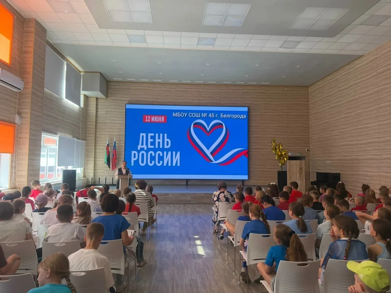 В преддверии Дня России в лагере «Сказка» прошла торжественная линейка. Мероприятие началось с гимна