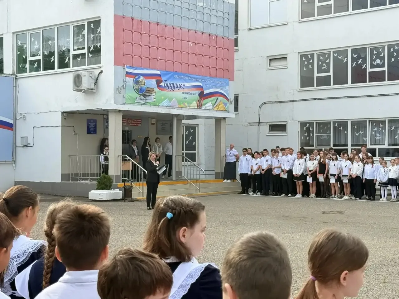 📢 Торжественная линейка: подводим итоги и говорим о важном  Новая учебная неделя в нашей школе тради