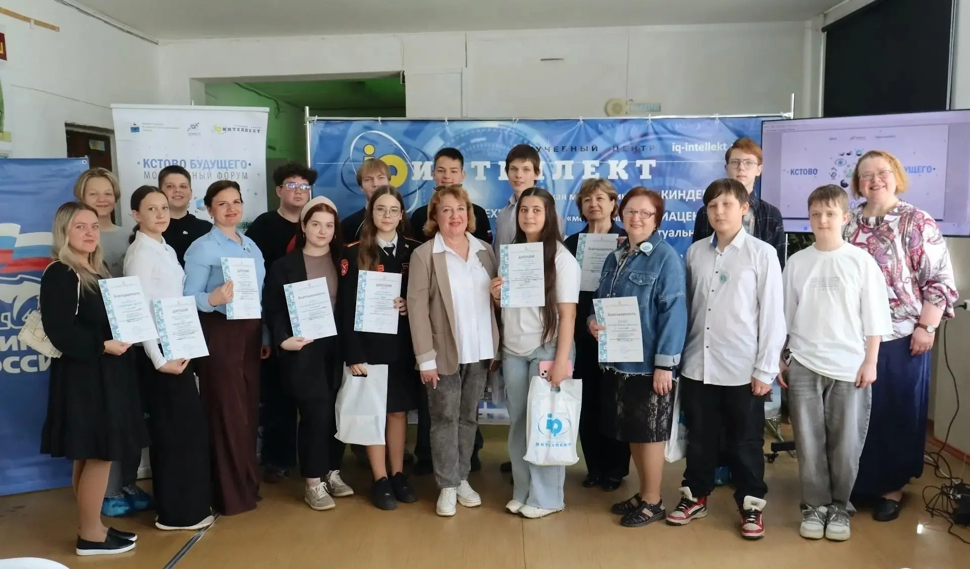 🏆 Наши школьники стали призёрами научно-исследовательского форума «Кстово будущего»!🏆