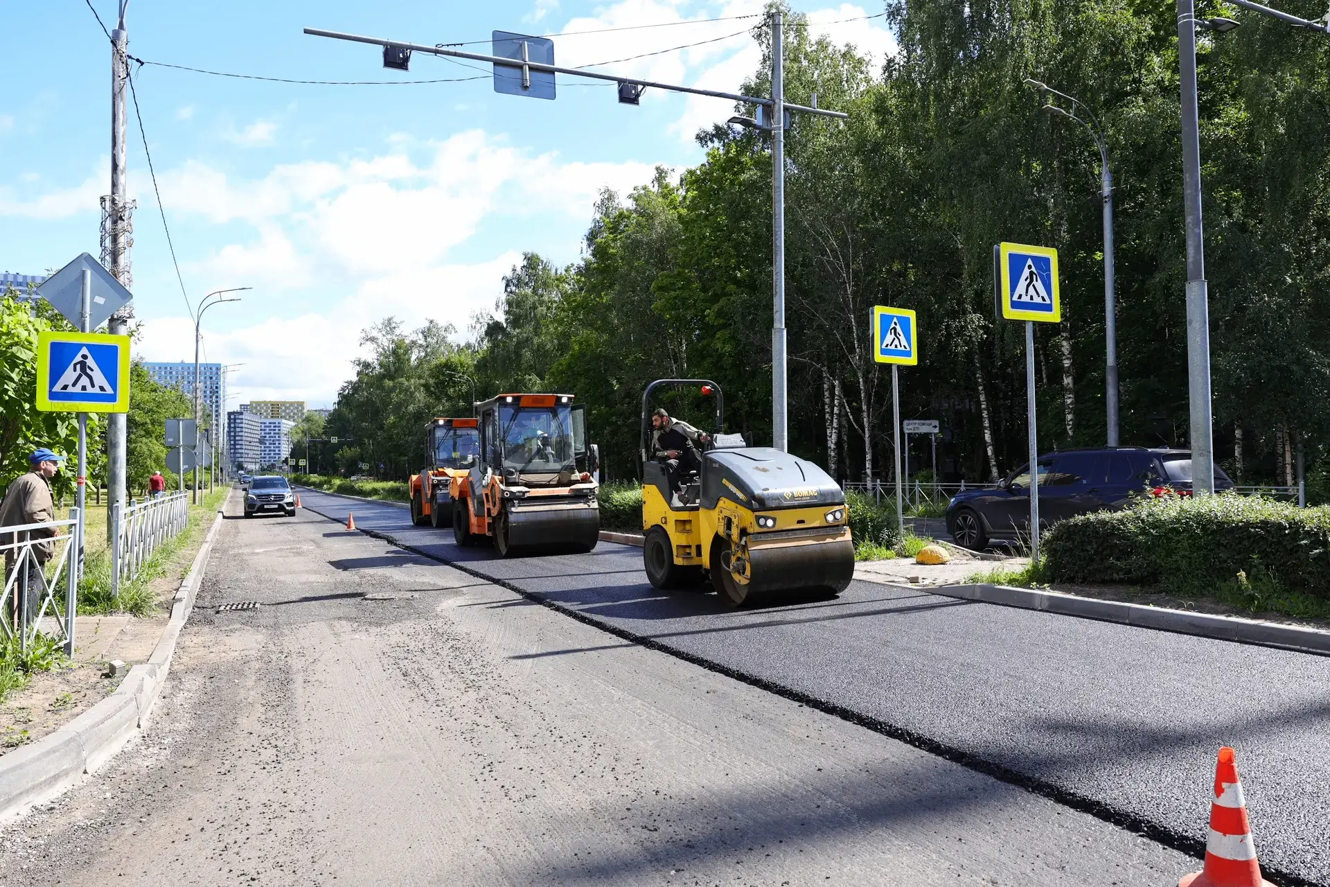 🛣Продолжается модернизация дорожной инфраструктуры нашего округа. На улице Юбилейной проводили укла
