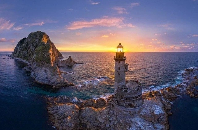 🔥ЗАКАТ НА МАЯКЕ АНИВА 🌊 
 
Автор: 📸  Друзья-Походники.

 Подпишись на Сахалин📲