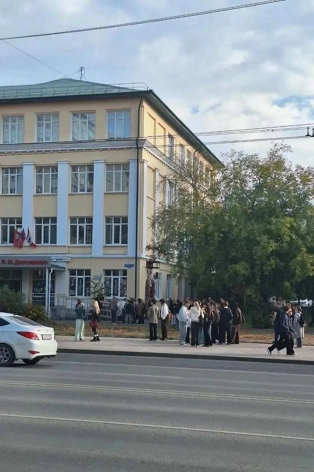 Сегодня утром в Омске эвакуировали корпус ОмГУ на Красном Пути из-за пожарной тревоги. ...