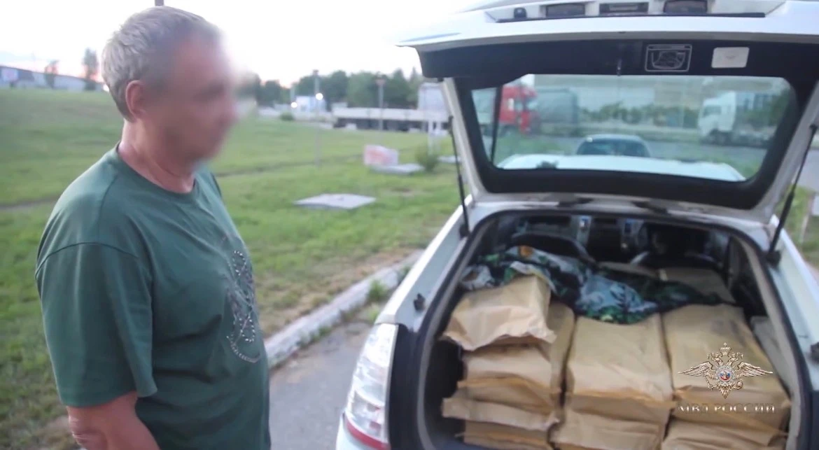 В Хабаровске полицейские остановили грузовик, в котором обнаружили 200 килограммов черн...
