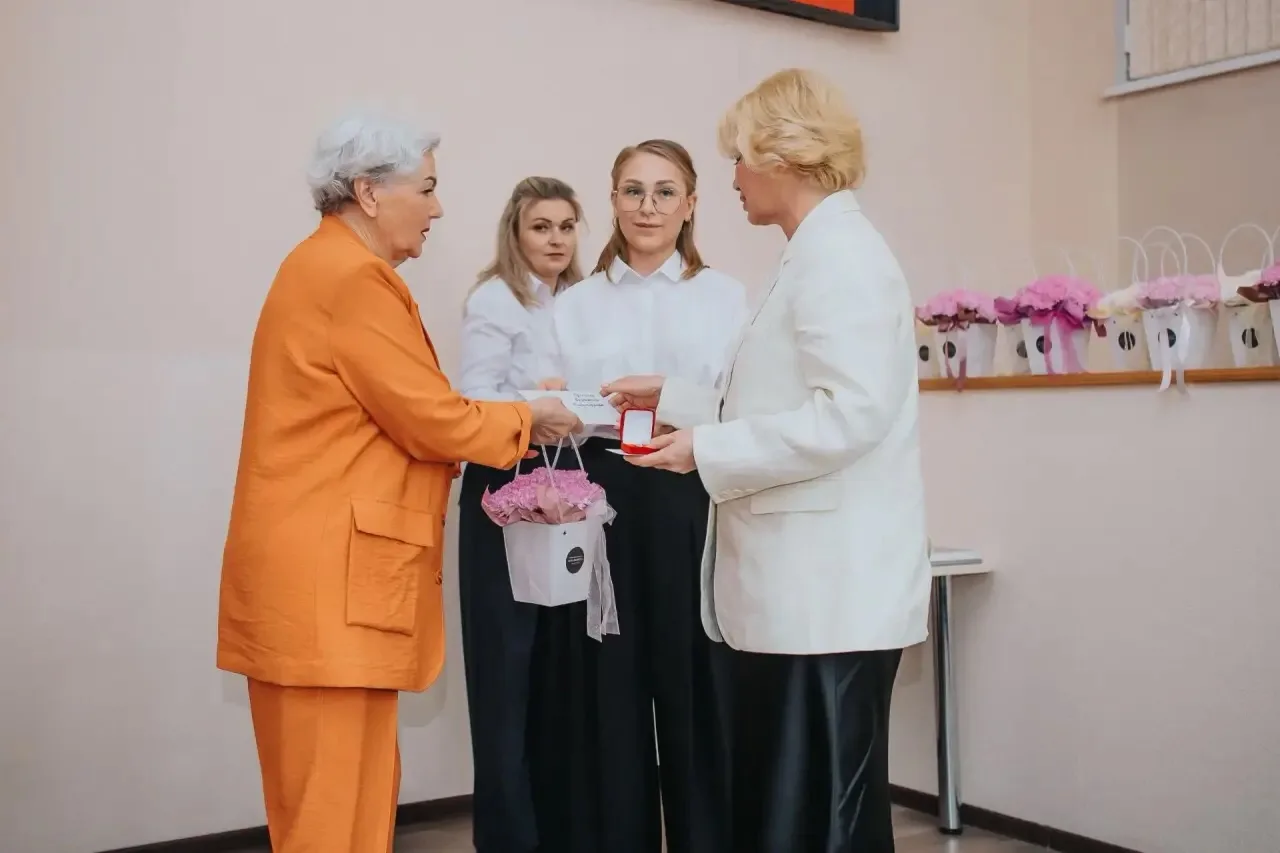 Главная медицинская сестра поликлиники №5 Валентина Крючкова удостоена Нагрудного знака...
