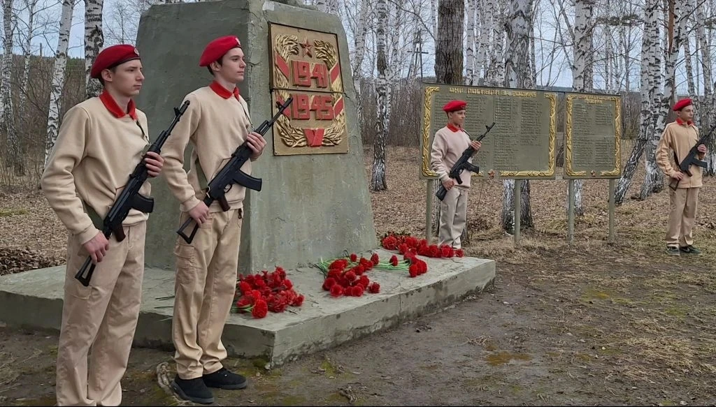 🇷🇺🎗Гордо и уверенно несли Вахту Памяти на Посту №1 юнармейцы нашей школы.