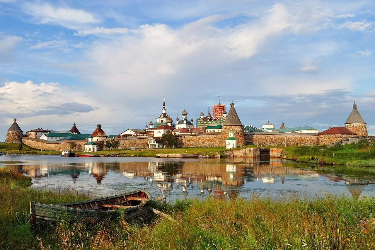 Стены Соловецкого монастыря сложены из камней размером до 5 метров. В 1854 году английс...