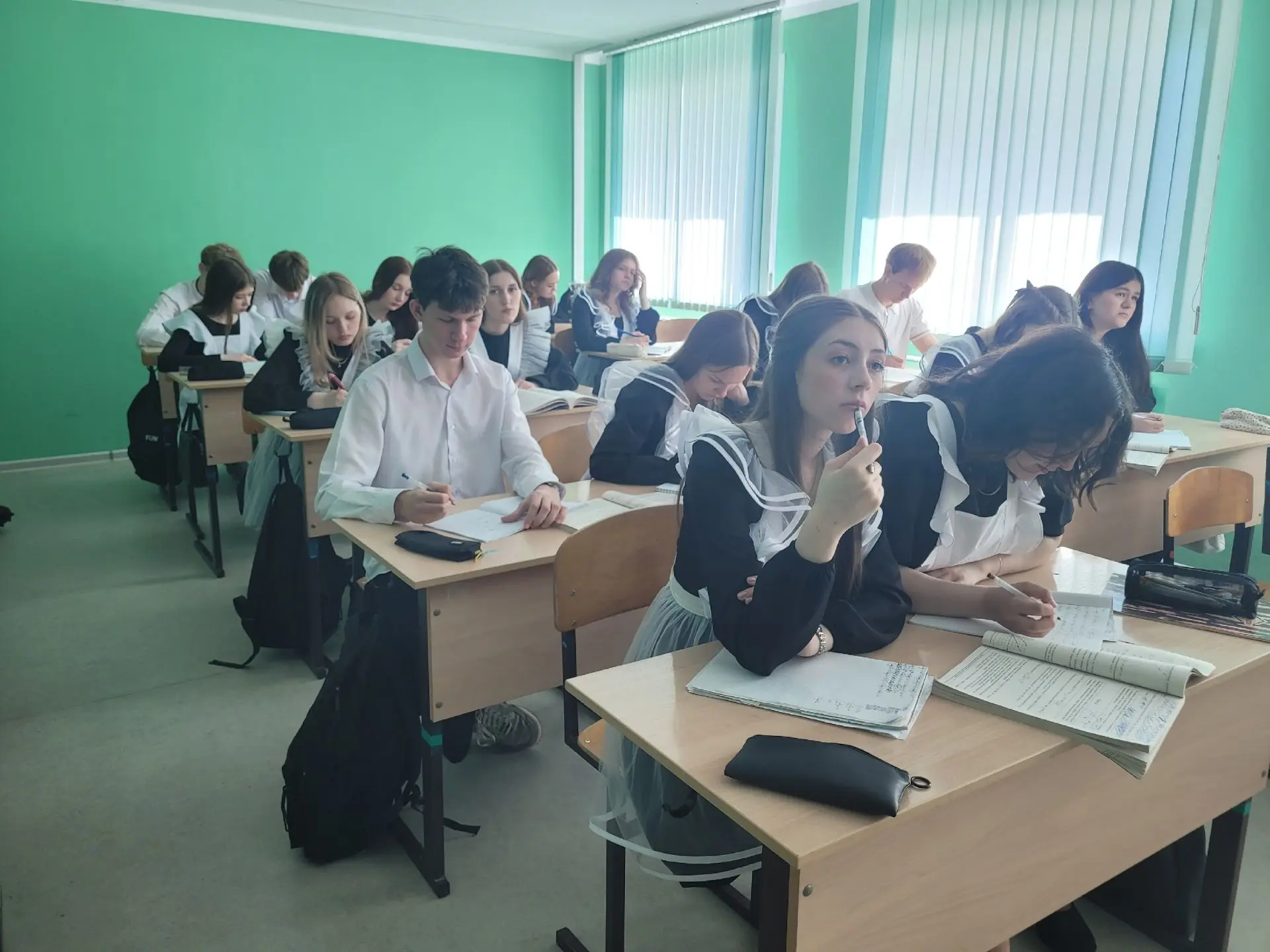 Кого не хватает новосибирским школам и как власти закрывают кадровый голод?