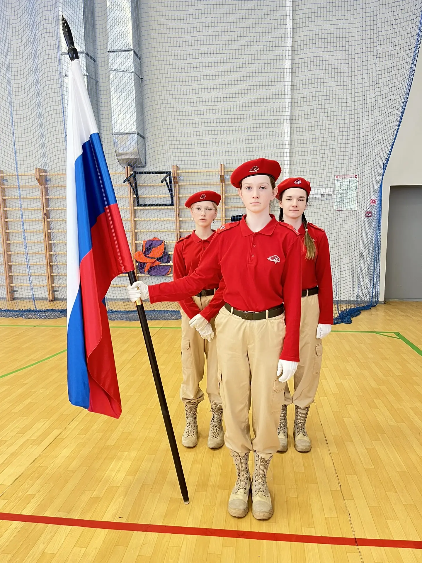🇷🇺 Традиционной линейкой, выносом флага и исполнением гимна Российской Федерации был дан старт нов
