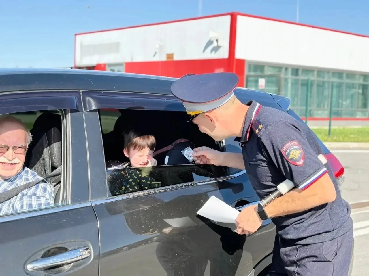 На скоростной автомагистрали водителей призвали к соблюдению дорожных правил.