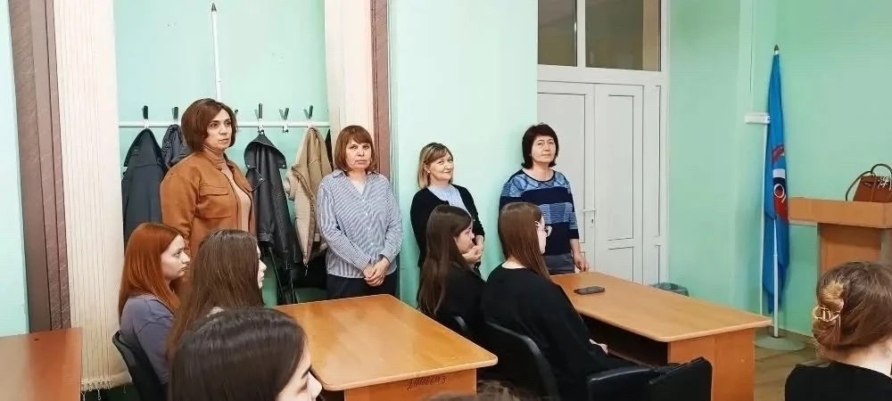 Под руководством заведующей кафедрой английского языка и гуманитарных дисциплин Моисеев...