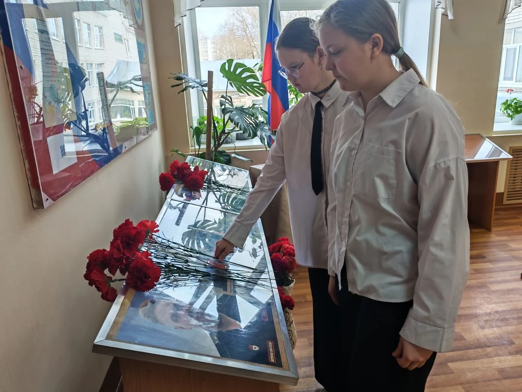 Угасшая юность… Повергнут мальчишка навеки во тьму, Ах, что же вы, ангелы, Так что ж вы ,хранители, 